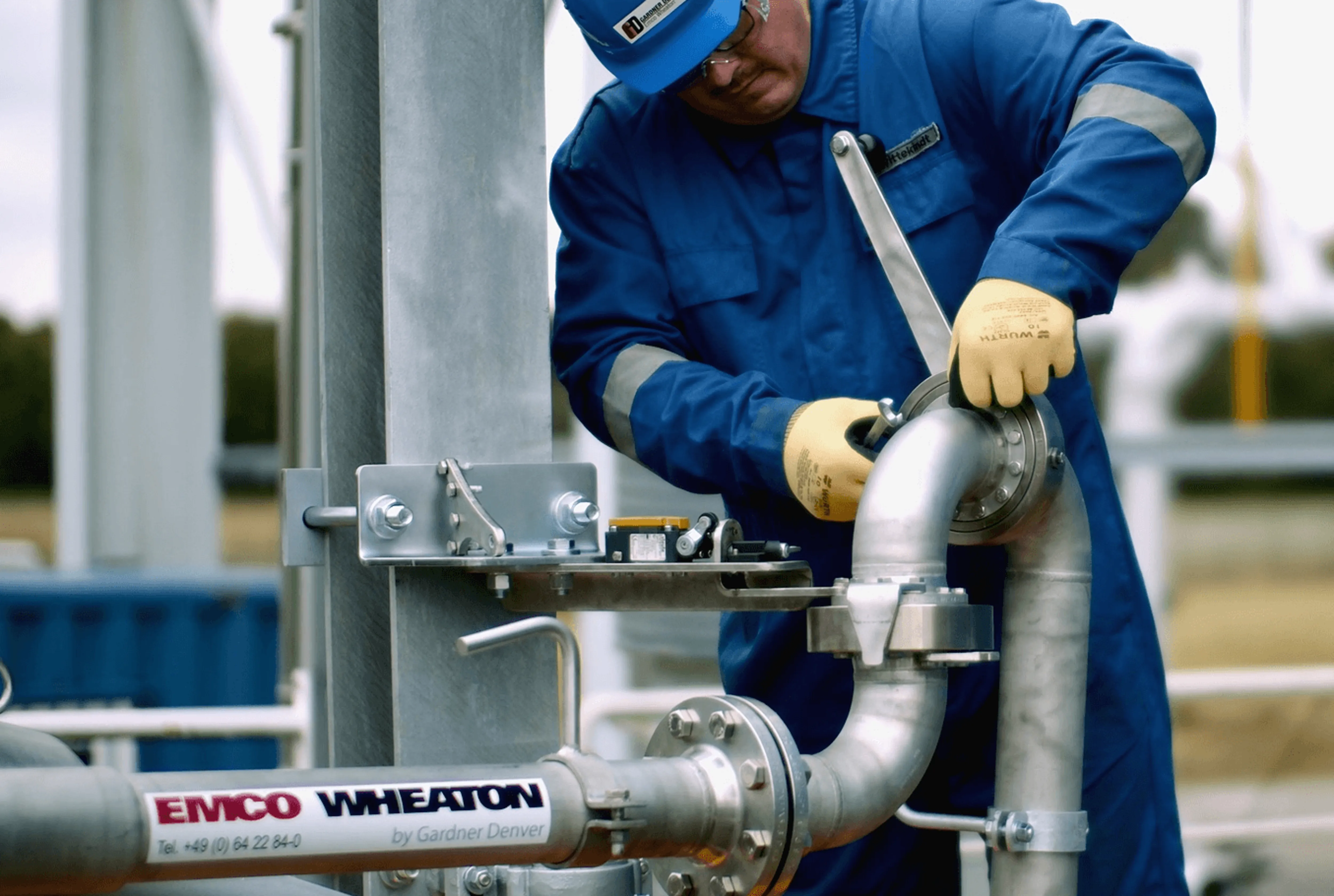 EM-En-Product-Photo-land-loading-arms-V2